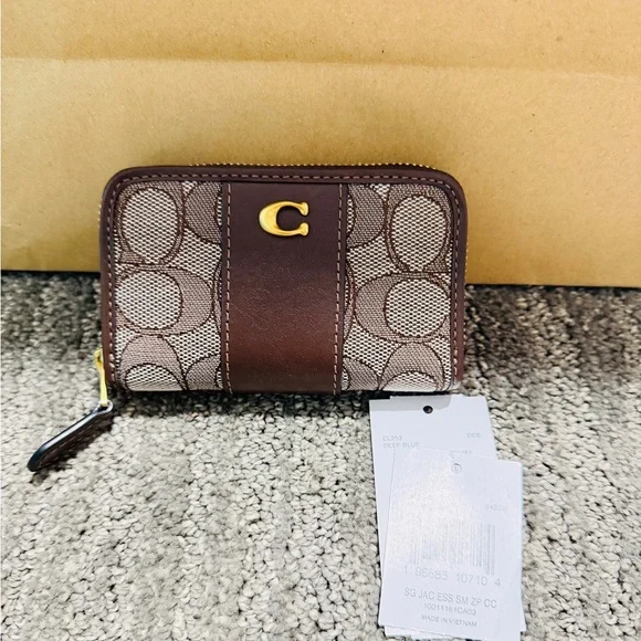 Coach Essential Zip Card Holder - Picture 1 of 3